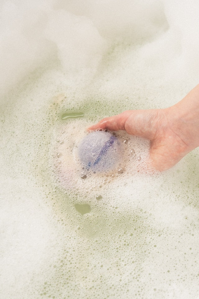 Kids Bath Bombs: A Parent’s Guide to Fizzy Bath Toys, Colors, Scents, and Easy Cleanup