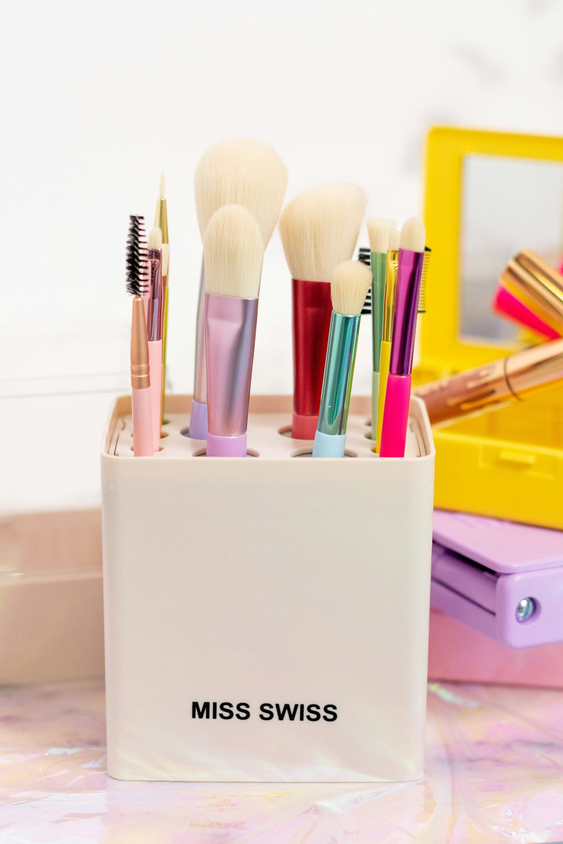 How to Use a Cosmetic Organizer to Separate Daily and Occasional Makeup